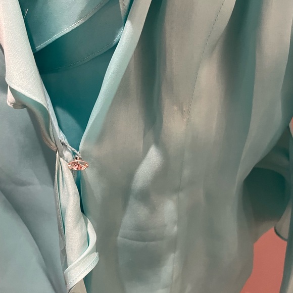 Seafoam colored silk blouse with frilly collar and sleeves. - Picture 10 of 12
